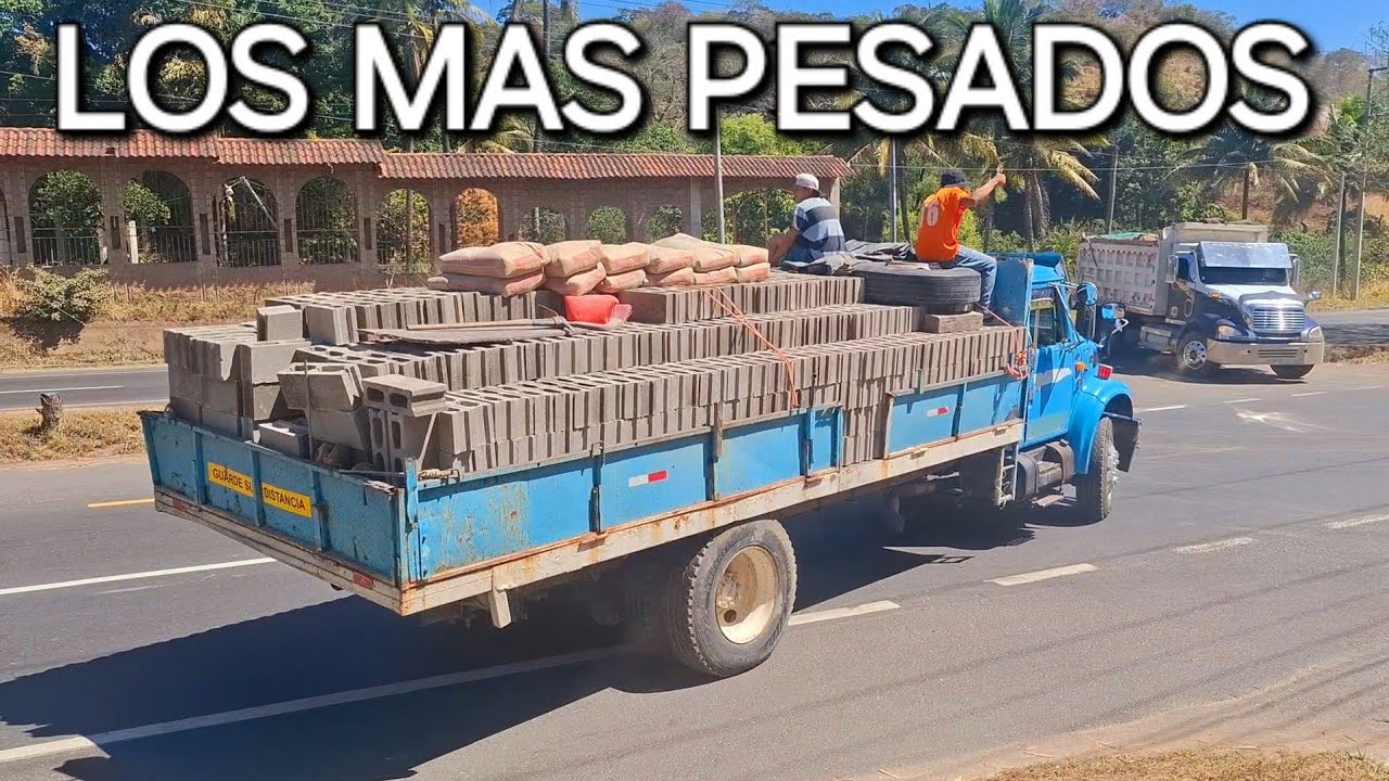 Camión cargando de ladrillos hace un giro peligroso. Carretera panamericana entrada a Termos del rio