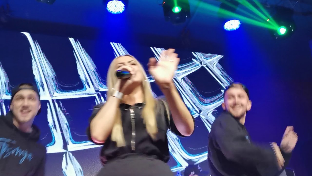 TOTO SOM JA TOUR - Dominika Mirgová - dole