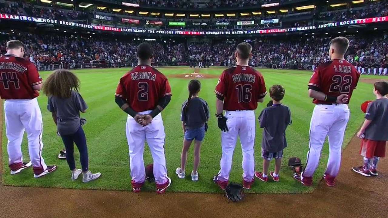 SF@ARI: Fans observe moment of silence at Chase Field