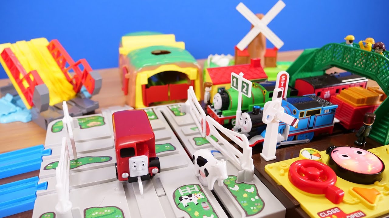 プラレール きかんしゃトーマス 音がいっぱい！とおせんぼ踏切 くるくるメロディ風車 お魚とびだす！バッタン橋 かくれんぼトンネル