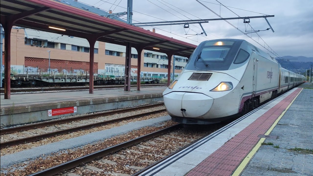 Renfe Alvia S 130 (Rama 42) destino Monforte de Lemos en la estación de Ponferrada (León)