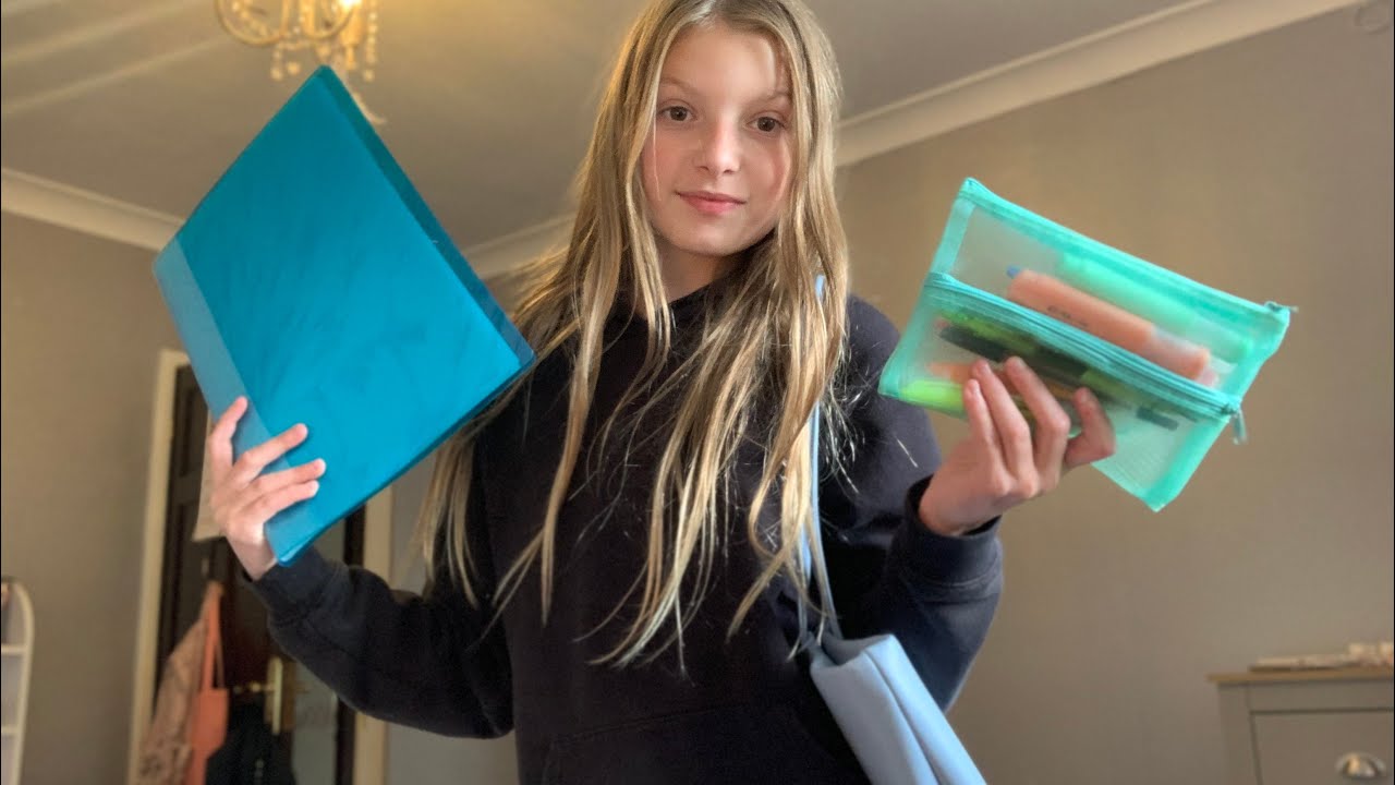 Getting ready my bag for year 8/what’s in my school bag!