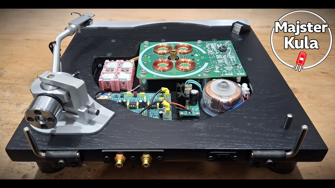 Gramofon Unitra Fonica G-8010 z napędem bezpośrednim i wbudowanym przedwzmacniaczem RIAA.
