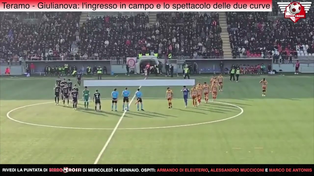 Teramo - Giulianova: l'ingresso in campo e lo spettacolo delle due curve