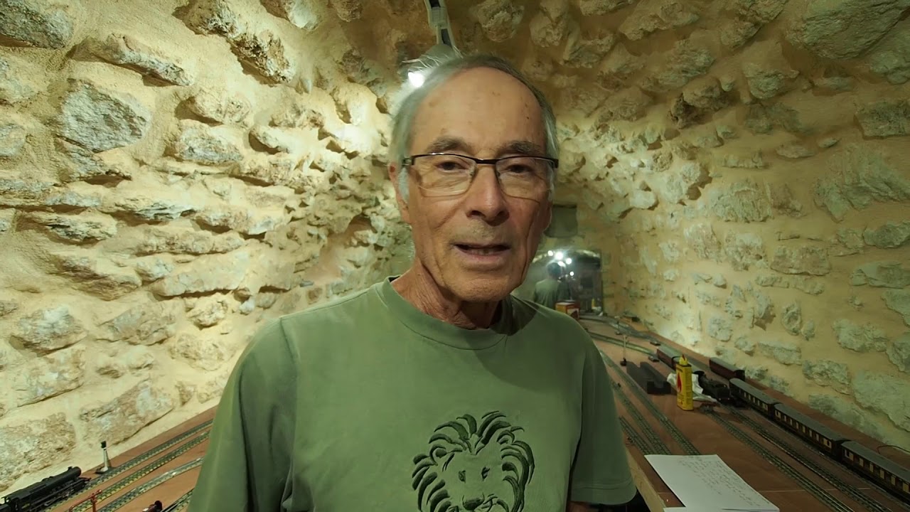 DCC controlled Hornby Dublo layout  - with no wiring