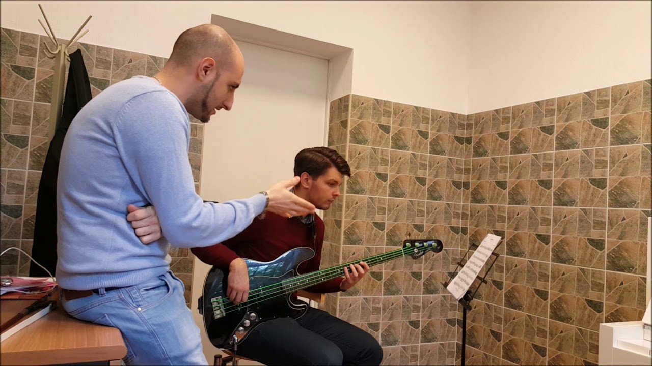 Hivatalosan is tanár bácsi lettem igaz hogy csak helyettesítő de akkor is. :)