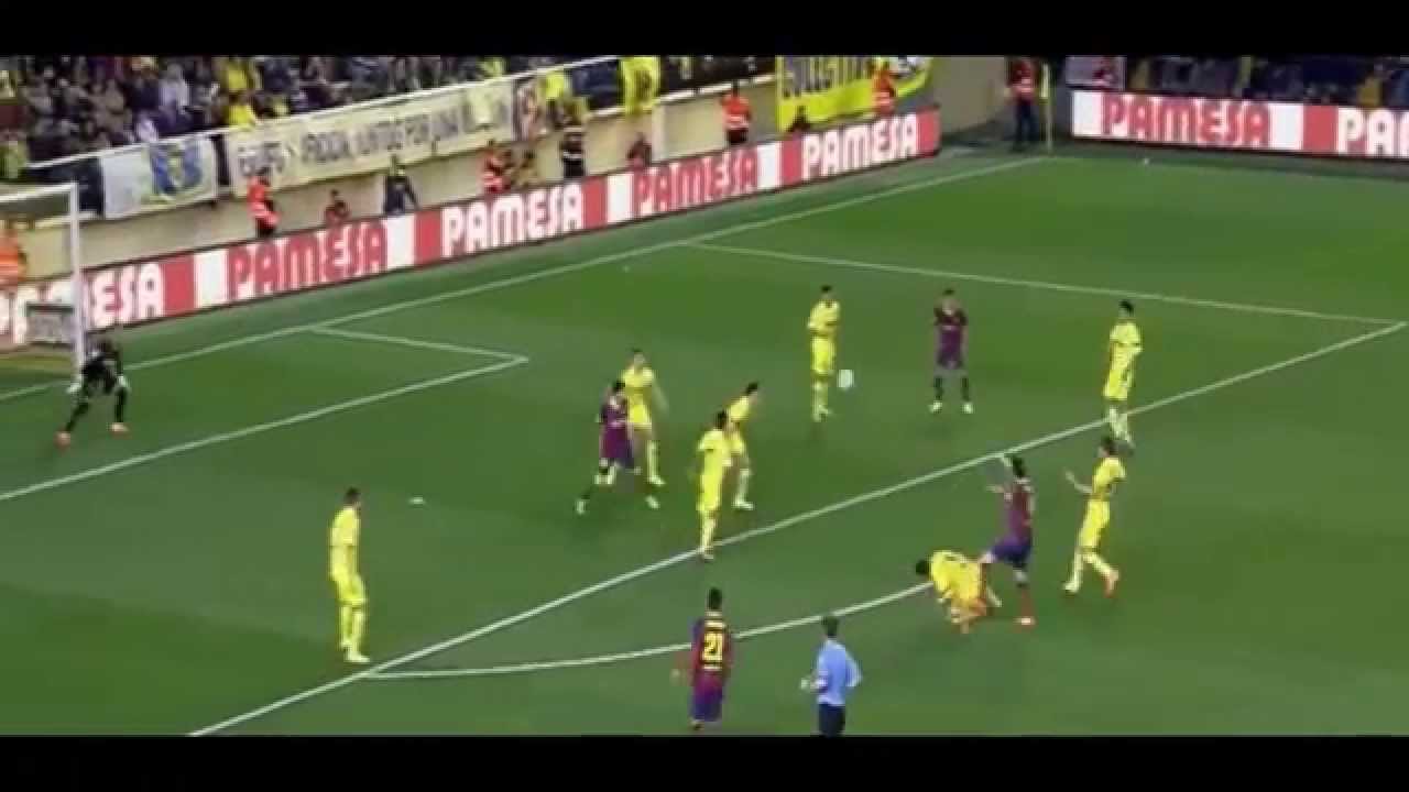 Dani Alves Picks Up and Eats Banana Thrown By Racist Fan before Corner Kick 27.04.2014