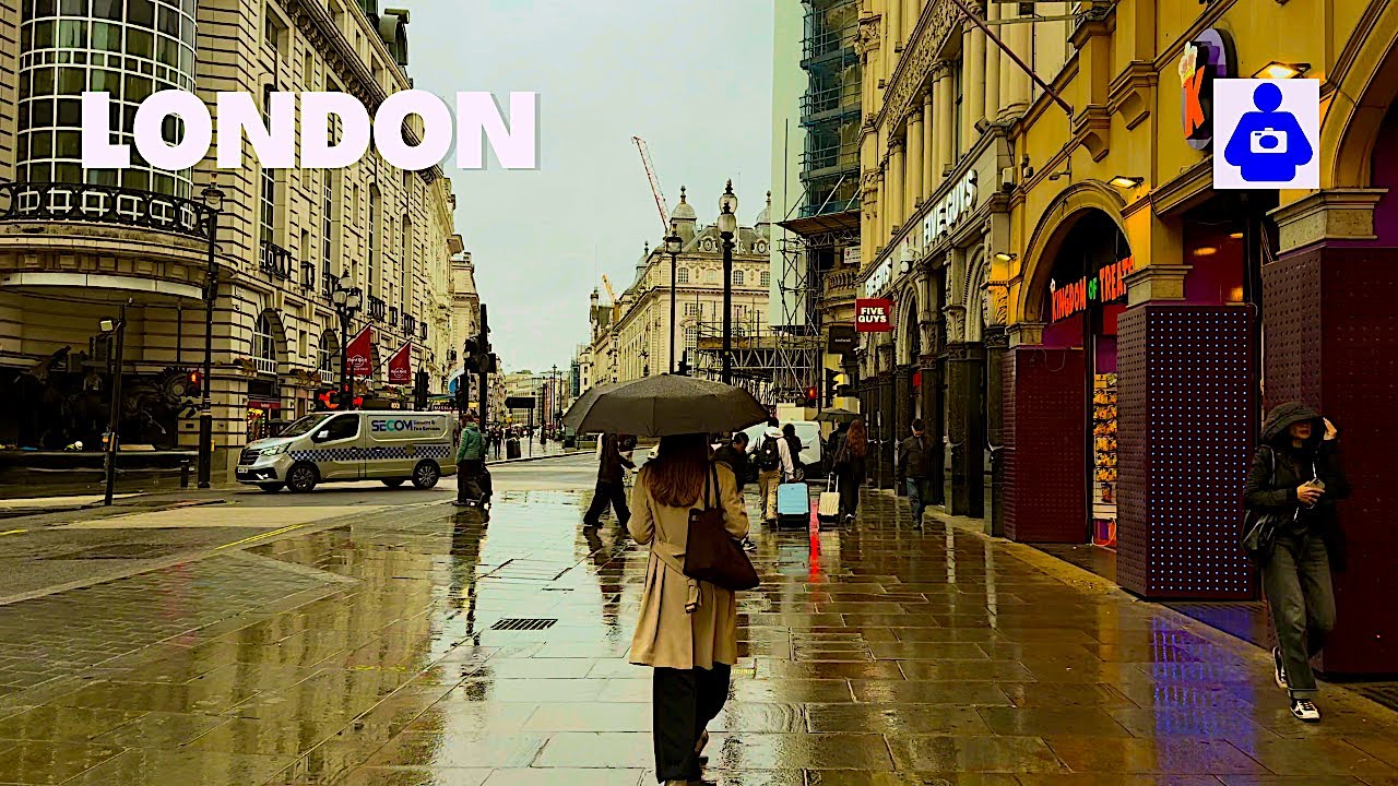London's West End Rainy Walk 🇬🇧 Soho, Piccadilly Circus & Oxford Street | 4K HDR Tour