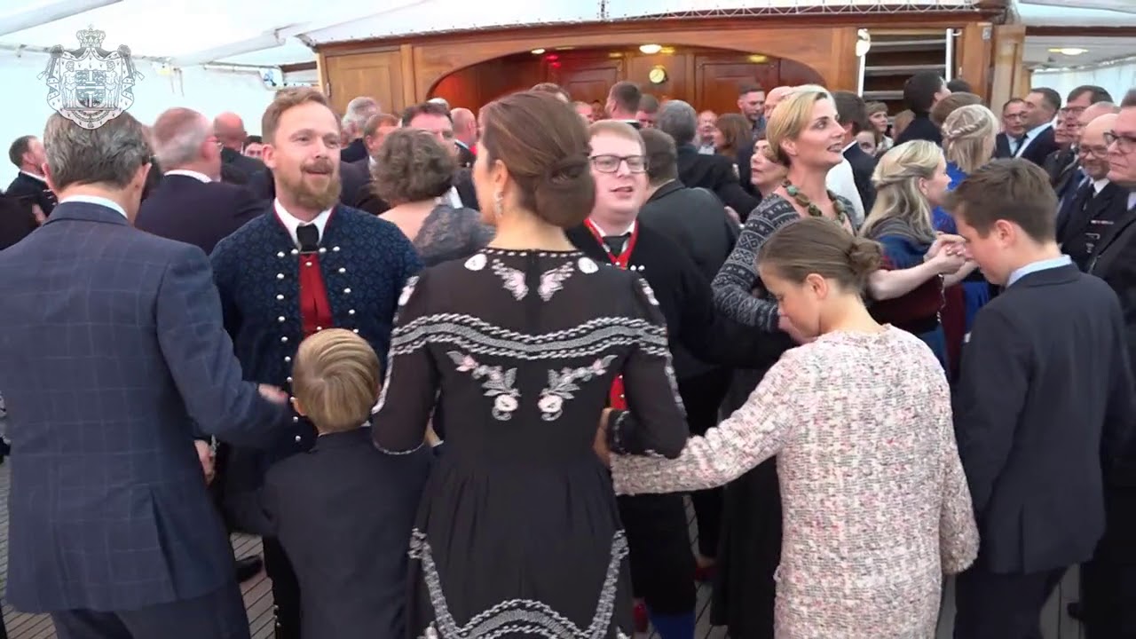 Færøsk kædedans på Kongeskibet Dannebrog