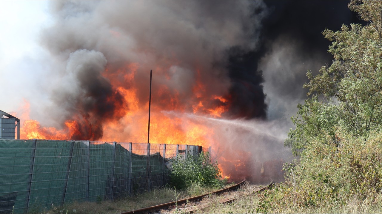 🔴 Großbrand bei Recyclingbetrieb – zum Teil unveröffentlichtes Rohmaterial vom Feuerwehreinsatz 🔥