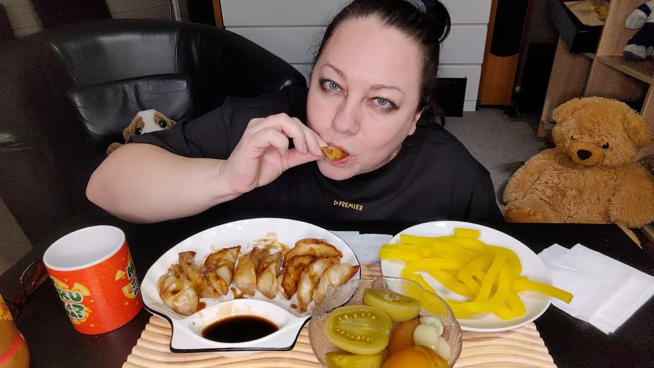 Мукбанг🥟 Гёдза с цыпленком, Маринованная редька, Зелёные помидоры.