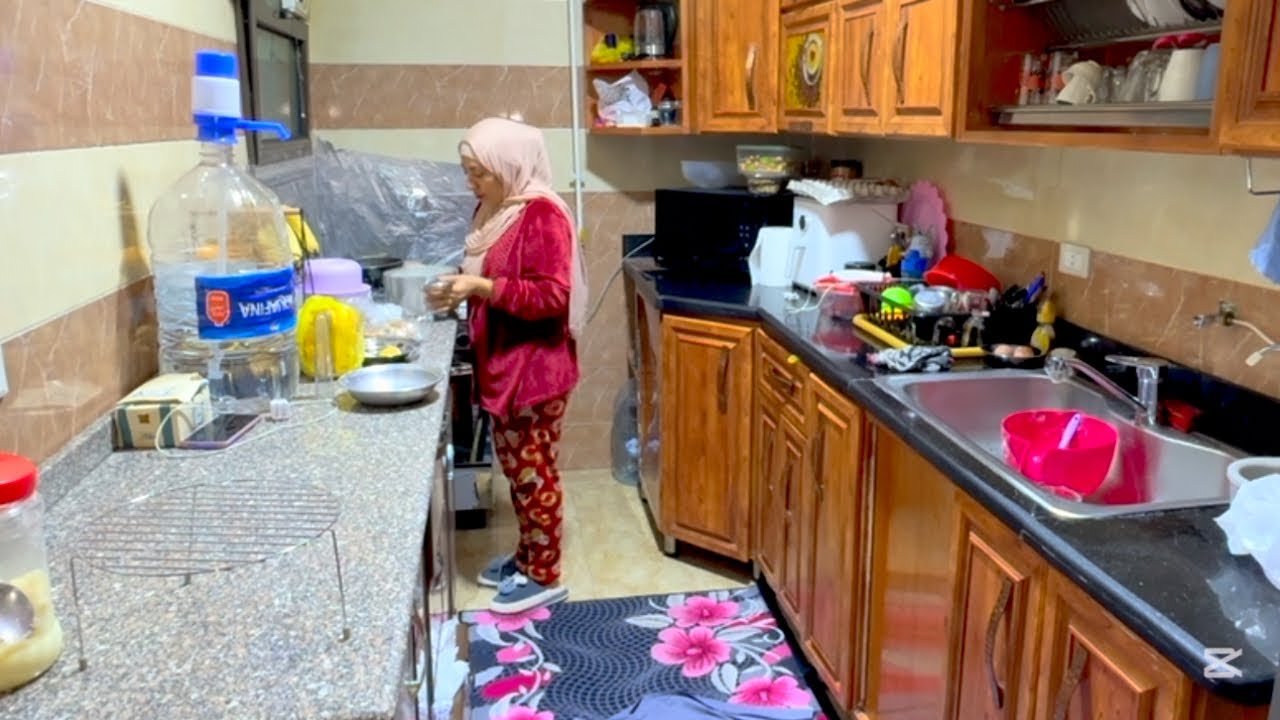 Моя прощальная рутина: я пошла на кухню 😌 испекла все сладости, ведь она уезжает, и скоро приедет...