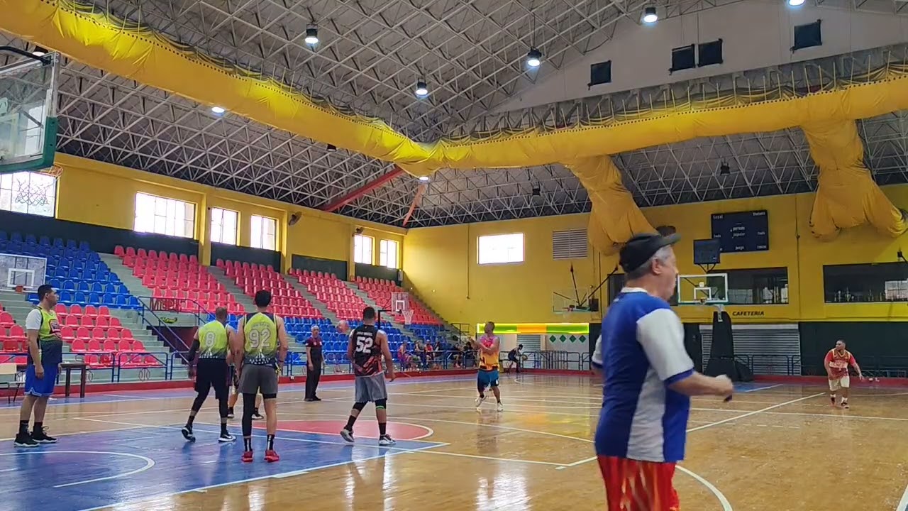 Liga de basket fusion 🇩🇴 en el club de villa francisca. #basketball #lovebasketball #fit