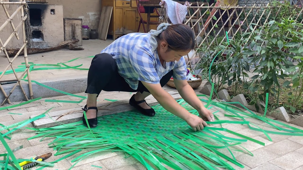 废弃塑料条编制精美的圆簸箕，成品太惊艳了，传统手艺不多见了【农村棉儿姐】