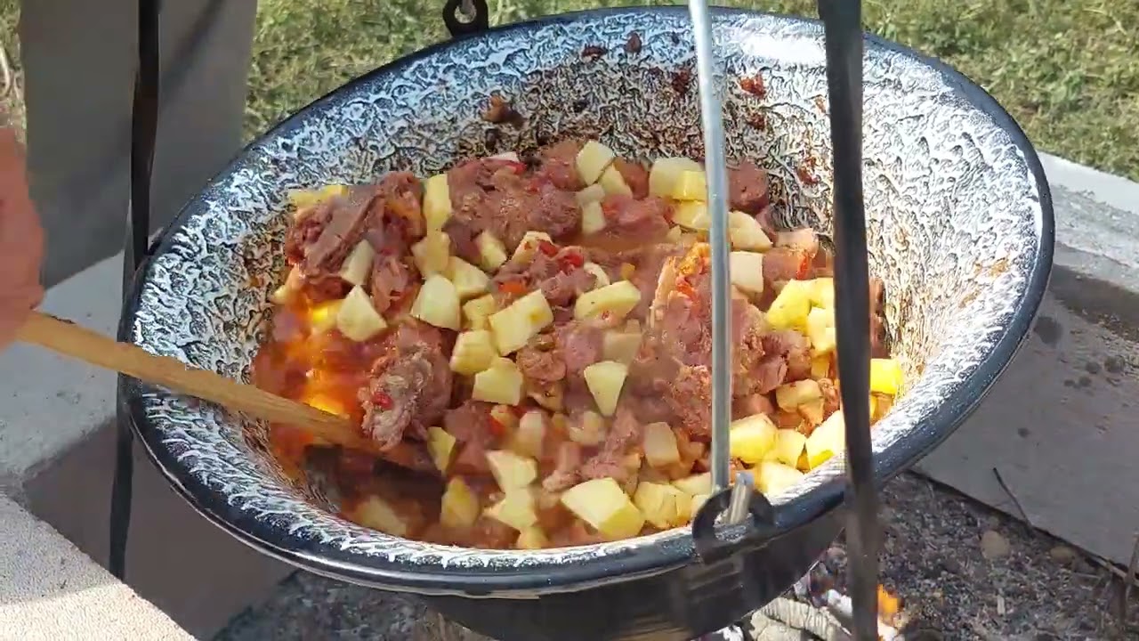 BOGRACI la ceaun.  Bogracs reteta ungureasca facuta  pe foc de lemne