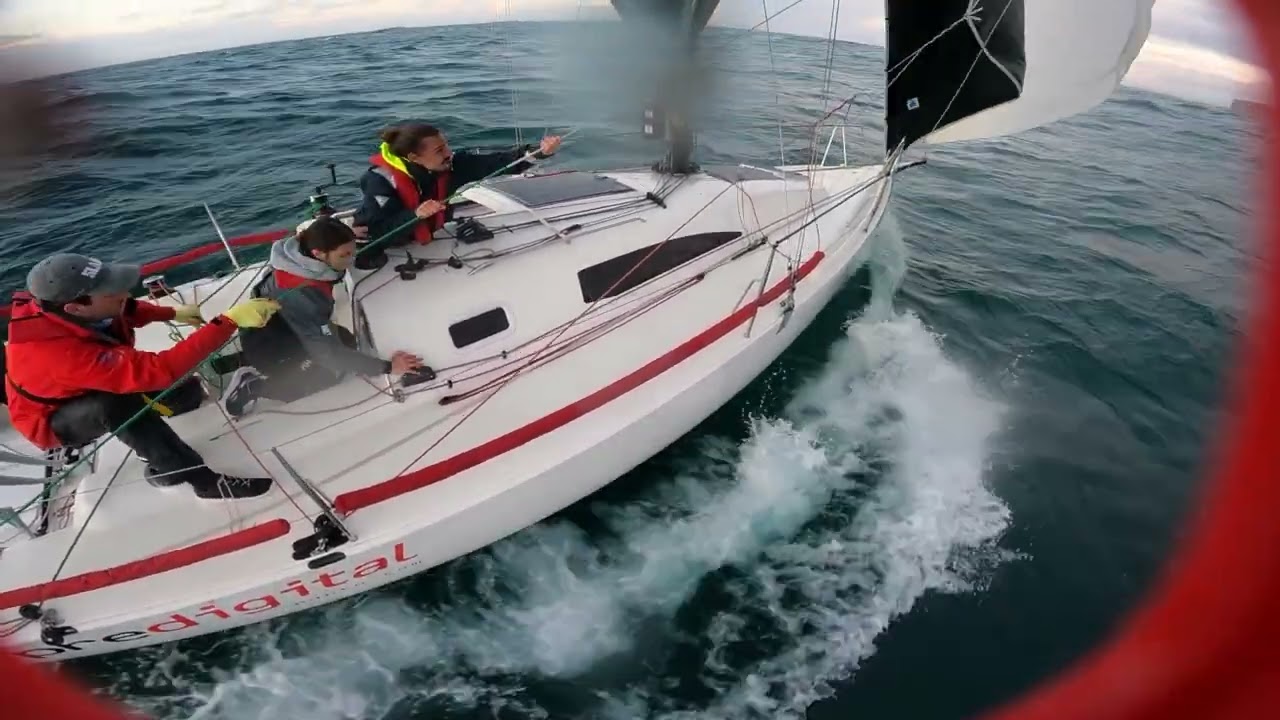 Entrenamiento, atardeciendo con viento | J/99 Gorión
