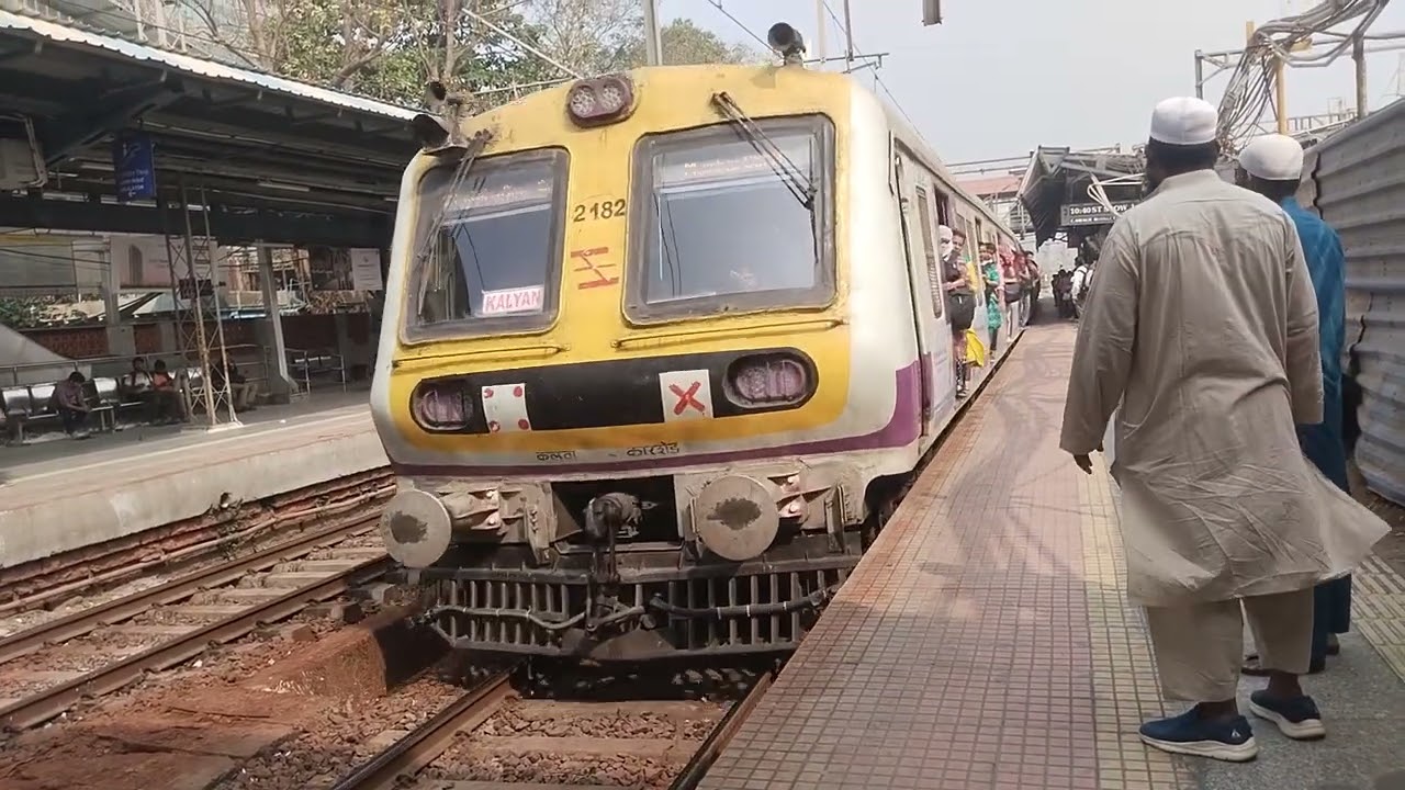 Vikhroli railway station train videos | Mumbai local train rush public travel vlog viral video 