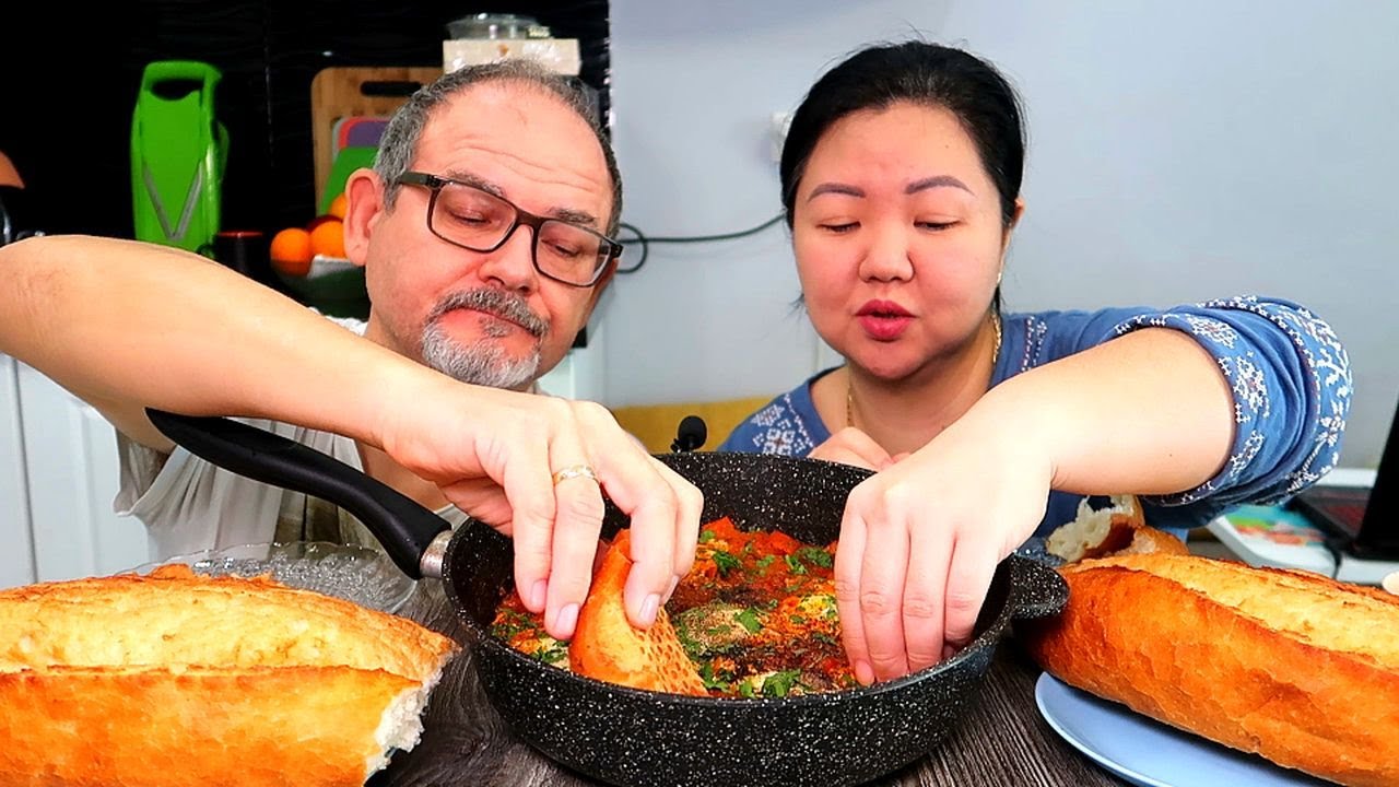 Мукбанг ШАКШУКА с ГОРЯЧИМ ХЛЕБОМ. ЕДИМ ПРЯМО СО СКОВОРОДЫ