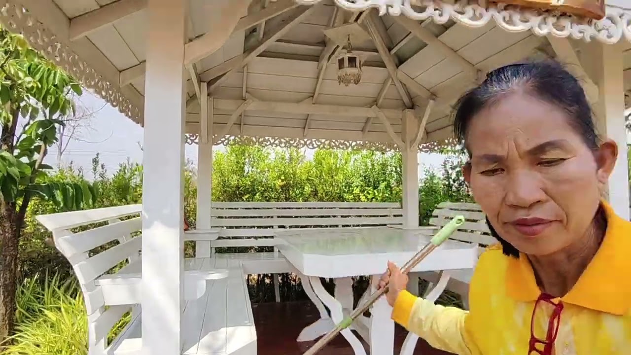 กลับบ้านไปหลายวันมาทำความสะอาดศาลา