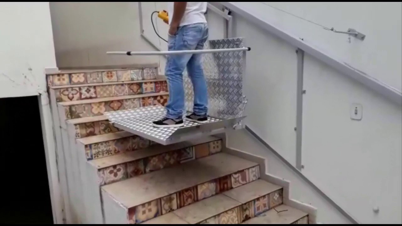 Plataforma elevatória para escada, no auxílio a cadeirantes e etc.