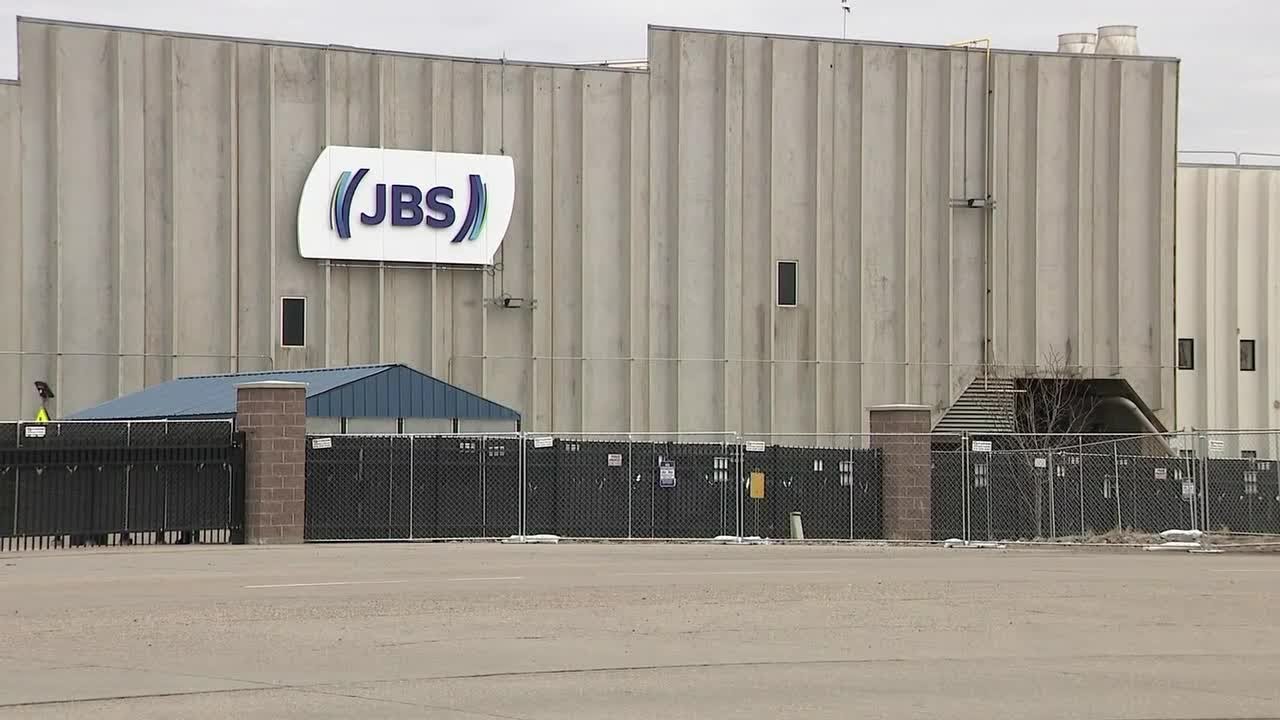 Около 4000 рабочих бастуют на заводе JBS.