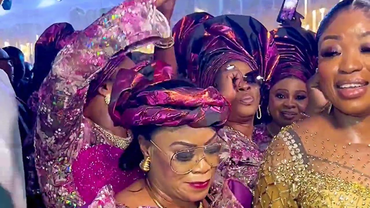 IYA IYAWO and her friends from LONDON took over the wedding as Segun Johnson performs isegunjohnson