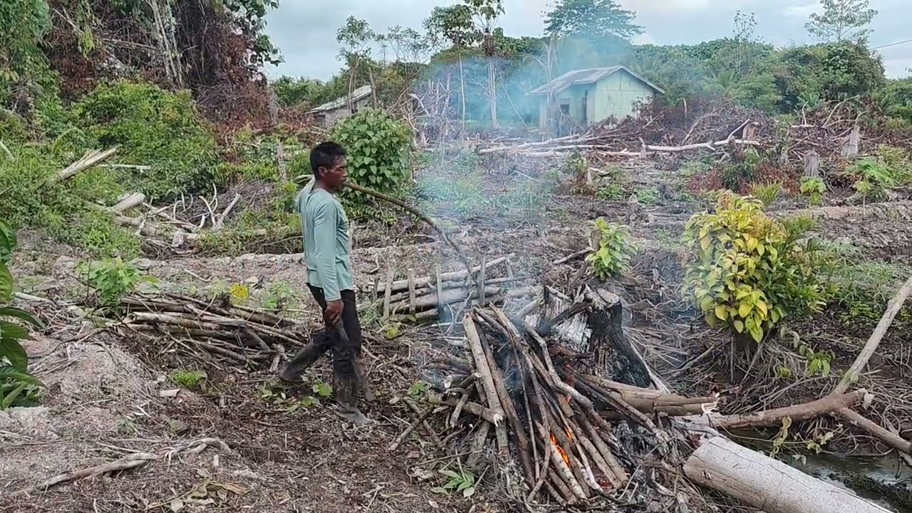 MENYELESAIKAN  PEMBERSIHAN PARIT BELAKANG 
