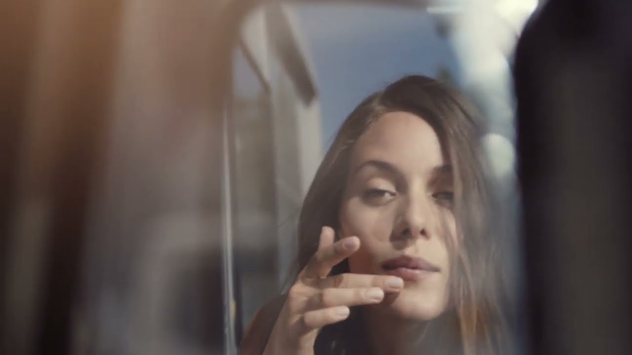 Amazon Fashion TV ad - Delivery Women