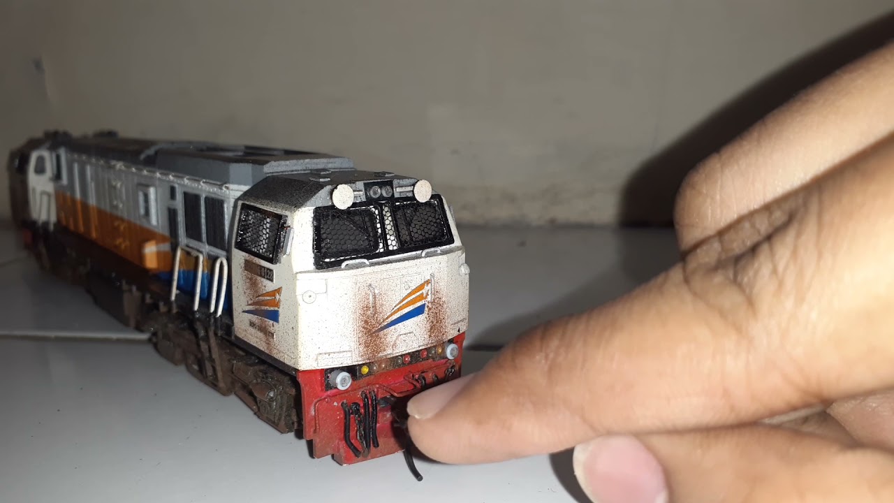 miniatur kereta api indonesia lokomotif cc206 full wathering skala 87