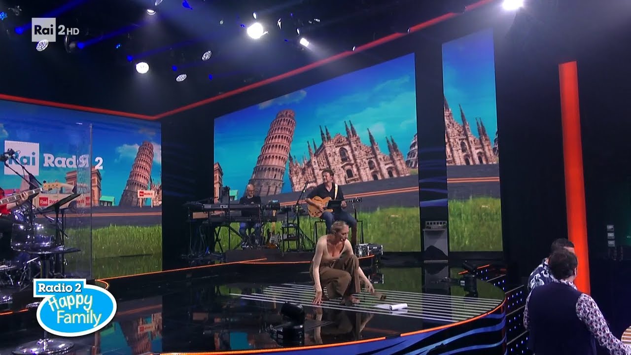 La performance di Ema Stokholma - Radio2 Happy Family 29/08/2023
