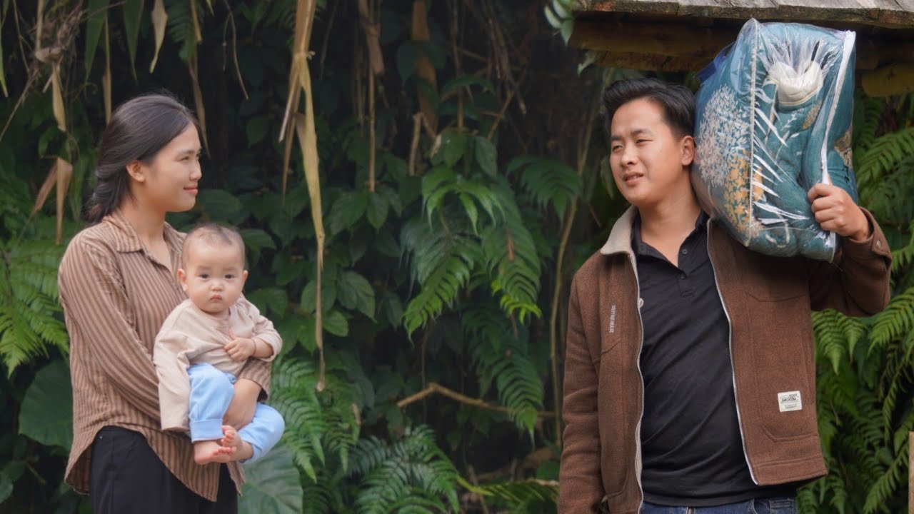 16-year-old single mother was delighted to unexpectedly receive a warm blanket from Jon. Lý Tử Hường