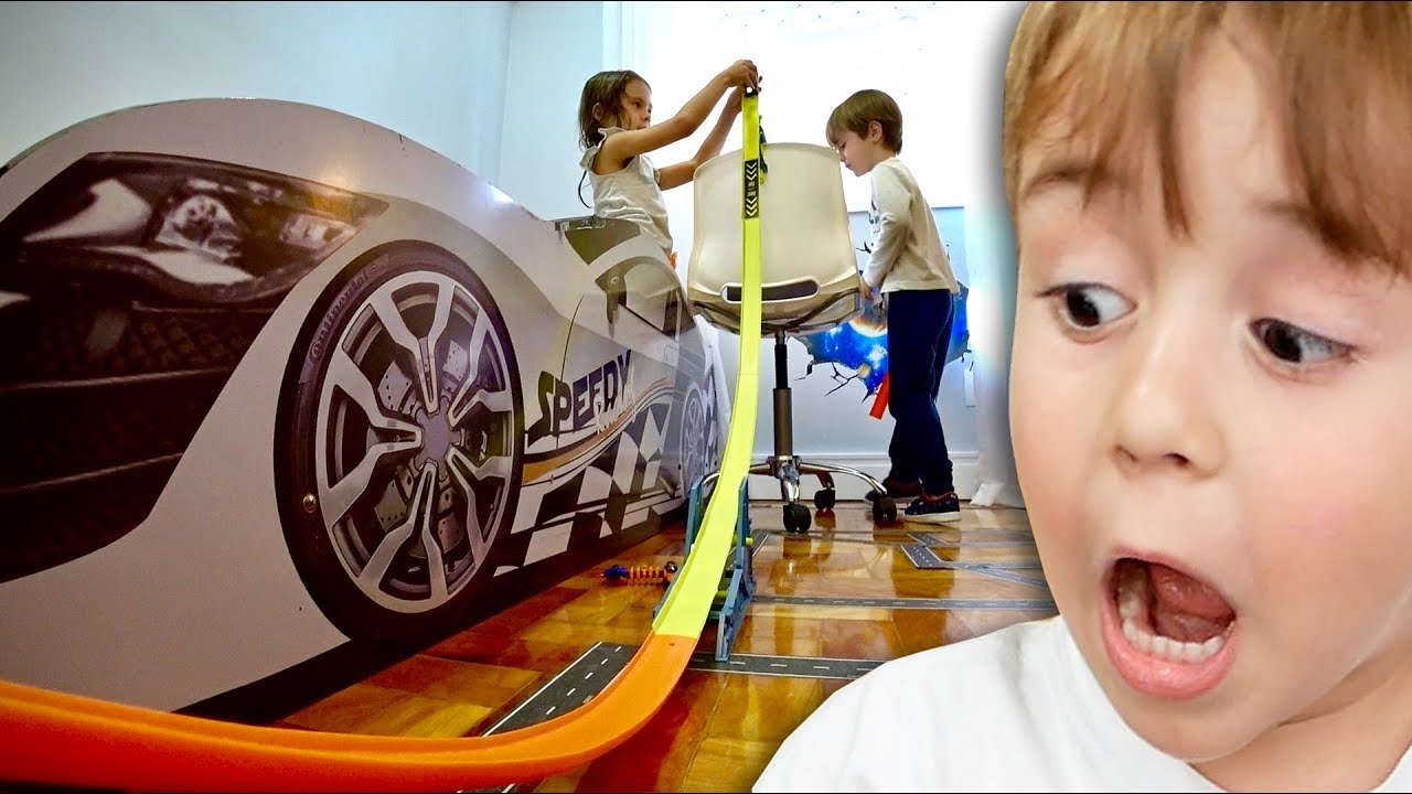 HOT WHEELS: SUPER RAMPA NO QUARTO!! Pista Track Builder e Carrinhos da HotWheels - Brancoala