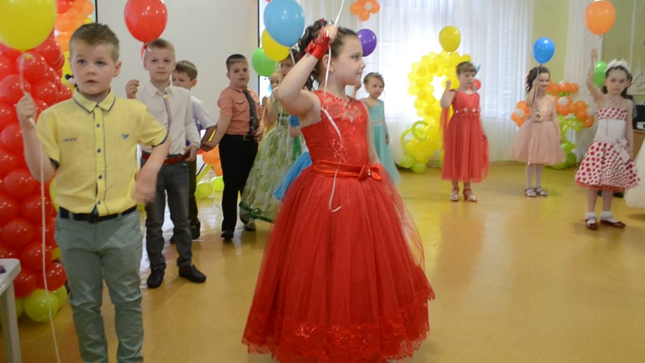 Красивый вход с шарами  на выпускном в детском саду