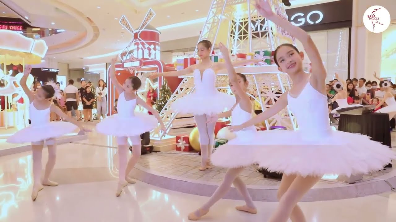 Tiết mục Waltz of Snowflakes - Sasa Ballet mừng sinh nhật Cresent Mall 