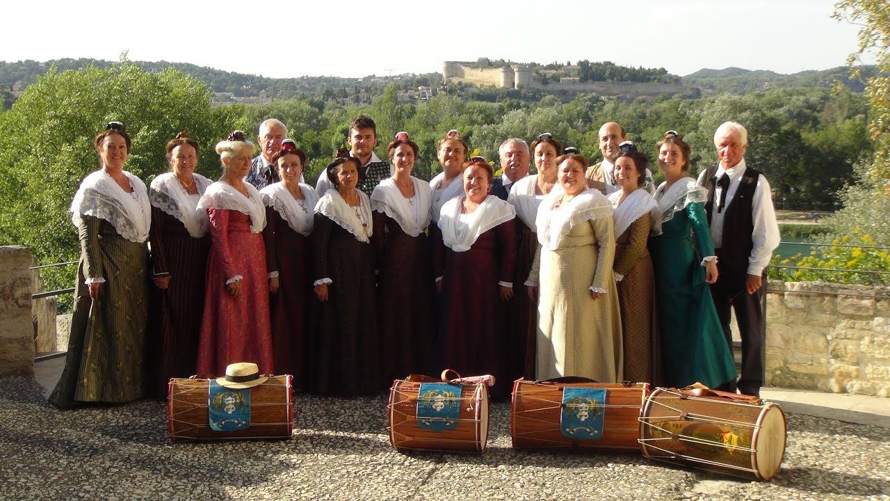 Avignon les 150 ans de la coupo santo avec la Nacioun et Lou Riban