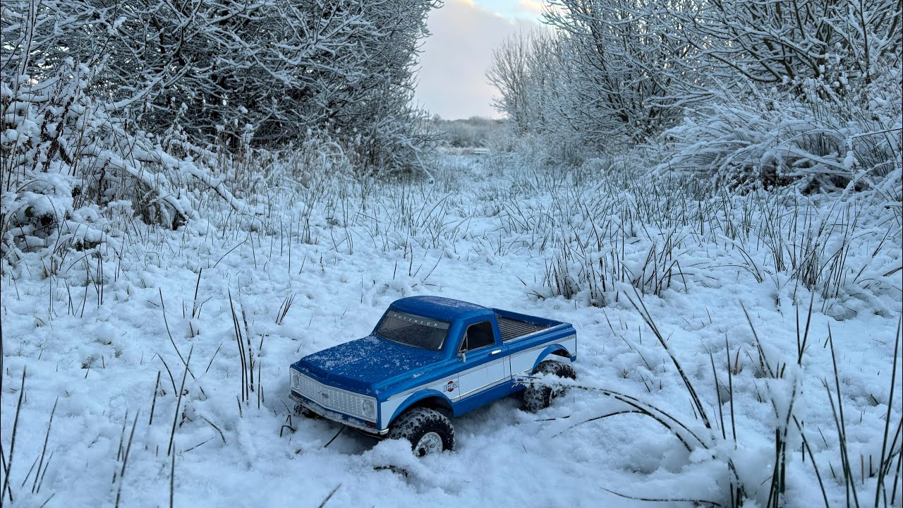 Snow trails and crawling, having fun with the FTX Ruffneck ❄️ #rccrawler 