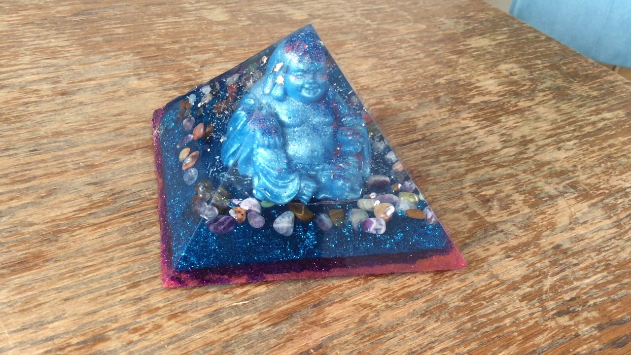 Orgonite Giza piramide 16 cm 'Lachende boeddha'