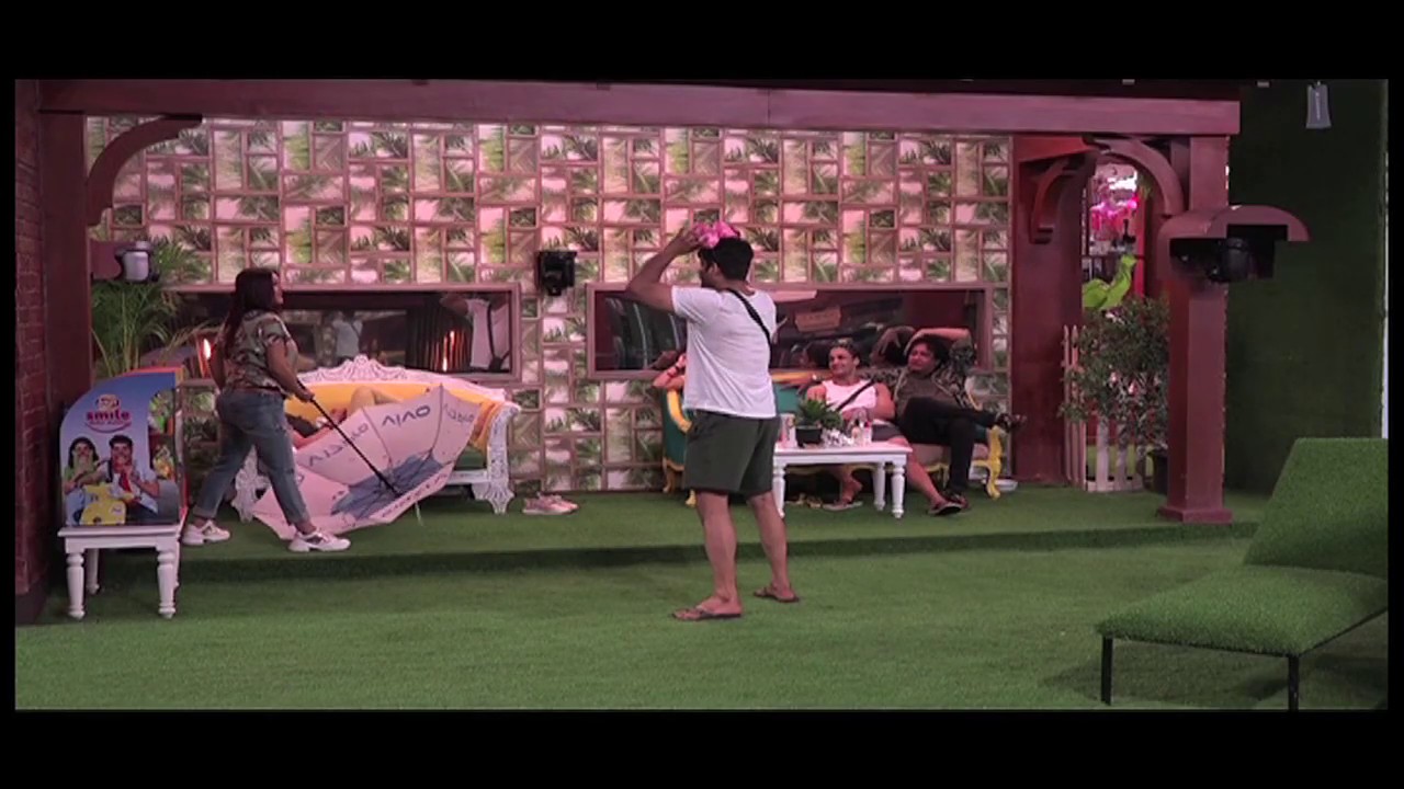 Bigg Boss 13 Unseen Undekha: Shehnaaz Gill's UMBRELLA SHOW!
