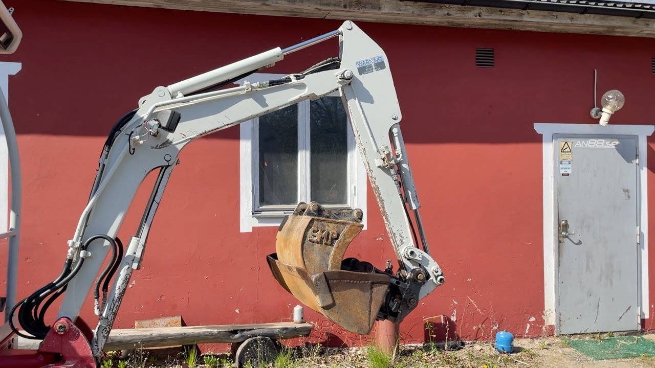 K&ouml;p Gr&auml;vmaskin Takejob TB016 p&aring; Klaravik