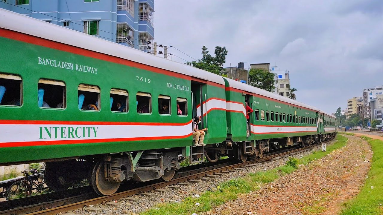 Up 705 Ekota Express crossing Khilgaon Rail curve || Dhaka to Panchagarh Broad gauge intercity train
