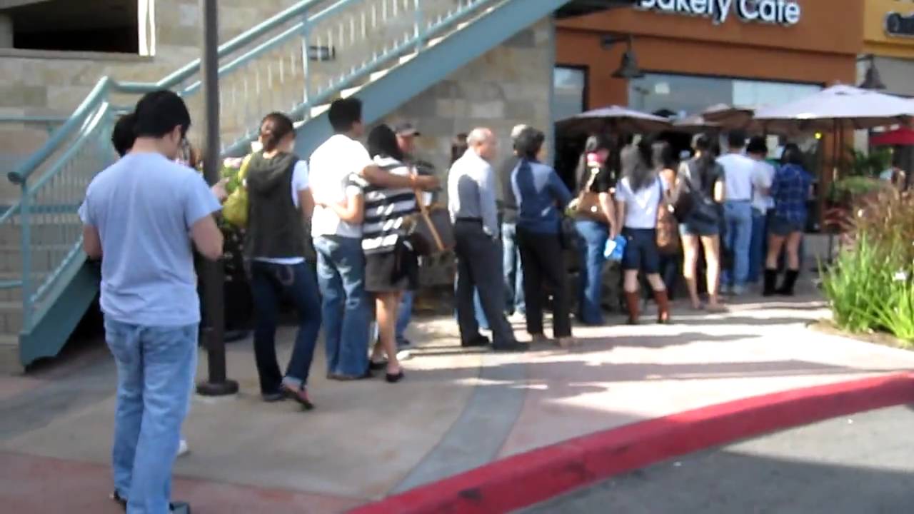 85 degrees bakery crazy long line