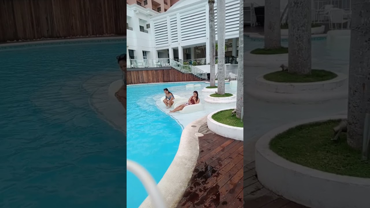 #sobrang ganda ng pool at ang kanilang view ang lawak#