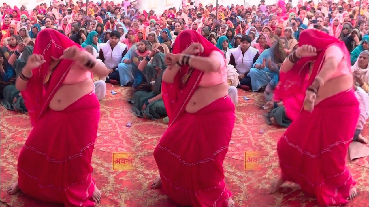 डांस हो तो ऐसा !! इन भाभी ने बीच पण्डाल में किया सबसे ताबड़तोड़ डांस 