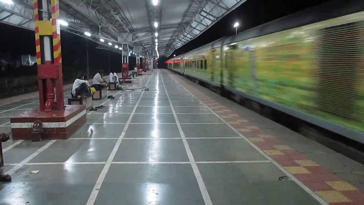 Uniform Rake of 22209 Mumbai New Delhi AC Duronto Express Rips through Boisar with BRC WAP 5 65