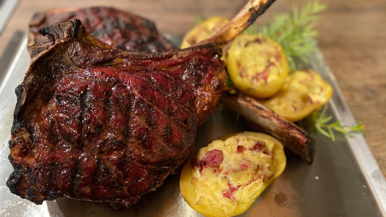 Tomahawk auf dem Char Broil Gasgrill. Low and slow