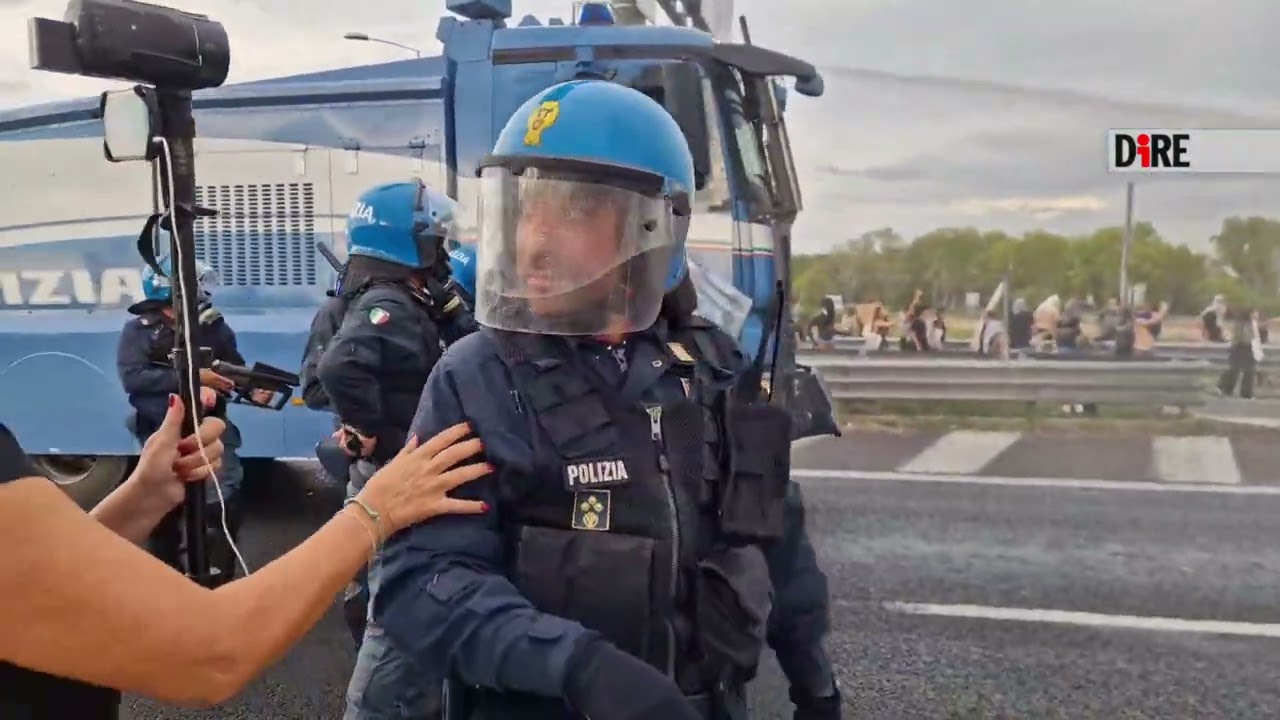 Bologna scontri in tangenziale A14 tra forze dell'ordine e manifestanti pro Palestina