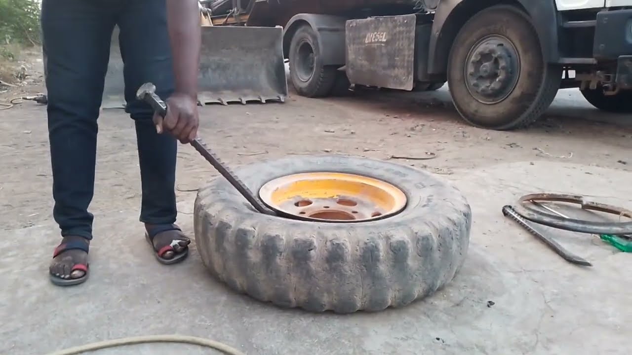 JCB KA TIRE PANCHAR  DEKHO  KAISE THEEK KIA