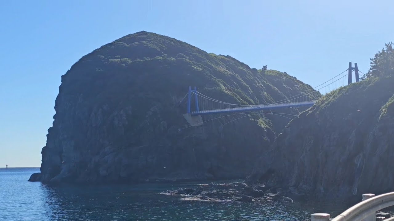 [모든 일정을 마친 울릉도의 마지막 영상.] 본섬과 깍새섬이라 불리는 무인도인 관음도를 연결하는 연도교.(입장료 있음.)