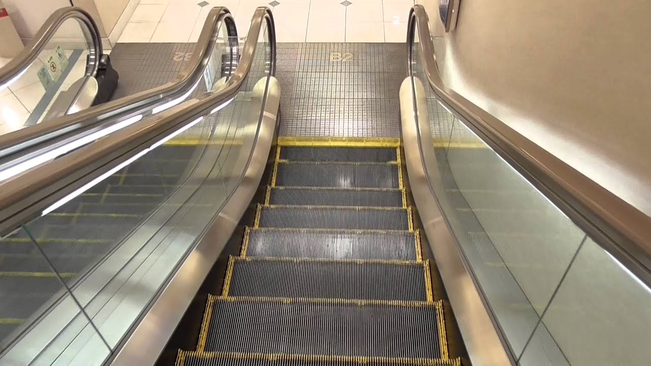 福屋_広島駅前店 地下北側のエスカレーター（日立製）