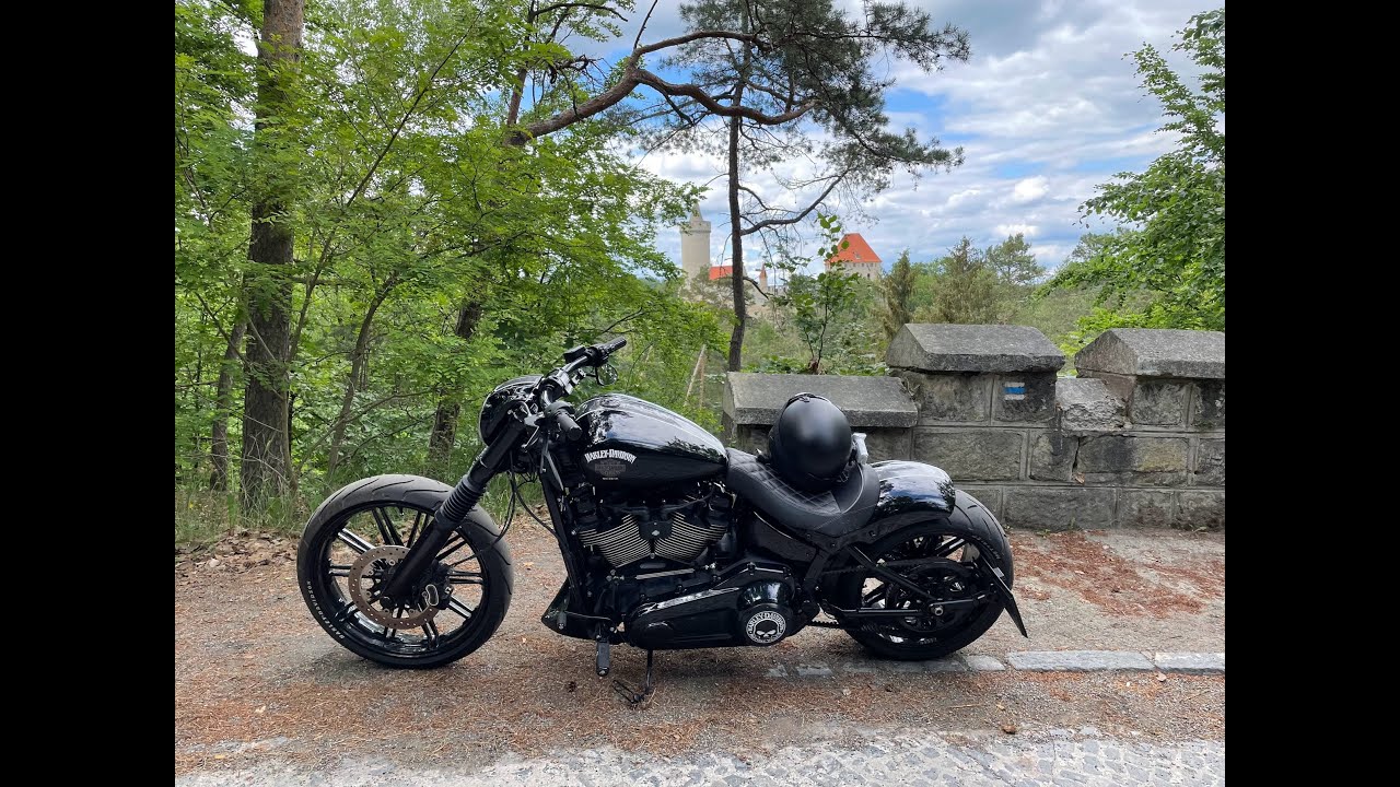Harley Davidson Breakout Custom 114 - vyhlídka Kokořín